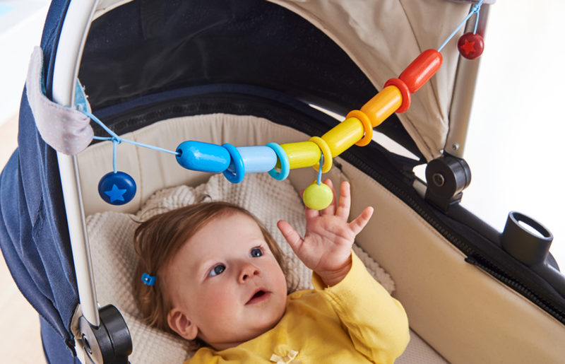 unterwegs-kinderwagen-zubehoer-kinderwagenspielzeug-lifestyle