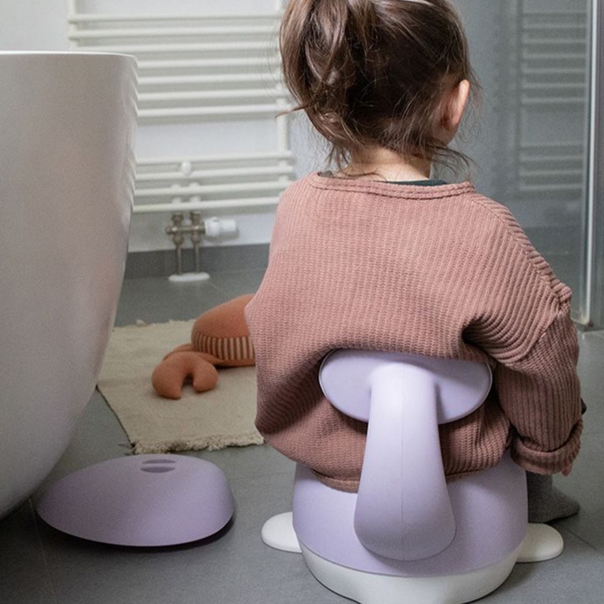 Kind sitzt stabil auf dem Kindertöpfchen