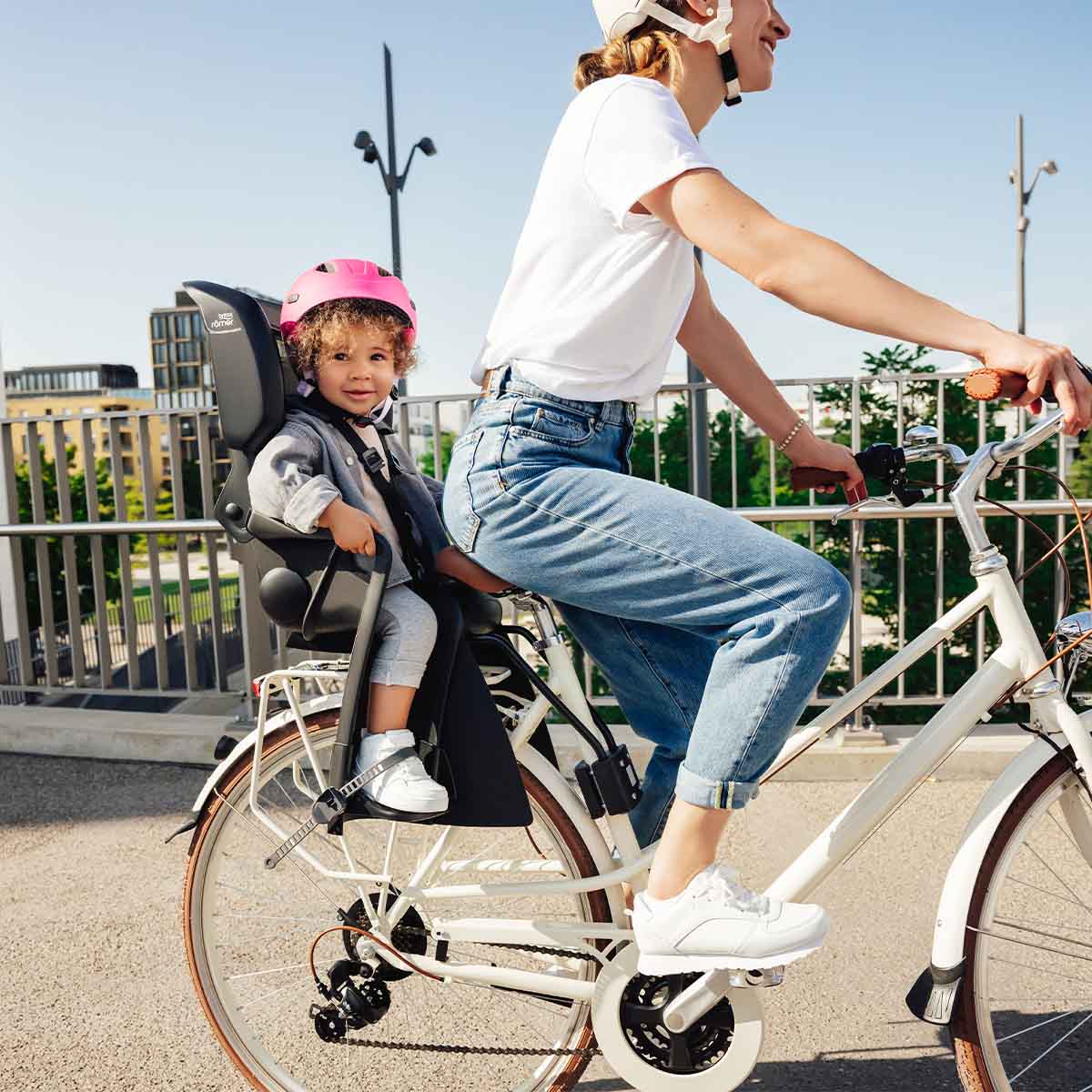 LIFESTYLE_BS_JOCKEY_PRO_Highlight Mutter und Kind fahren gemiensam auf dem Fahrrad