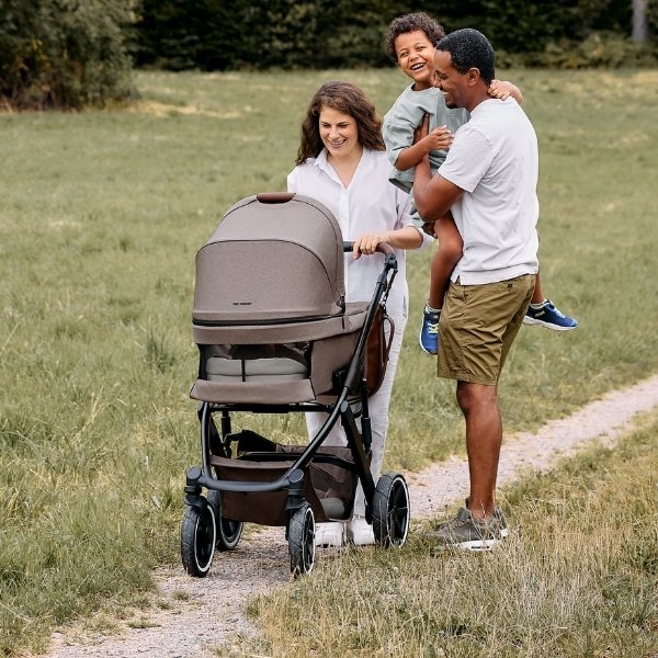 Familie mit ABC Design Wickeltasche Urban unterwegs in der Natur