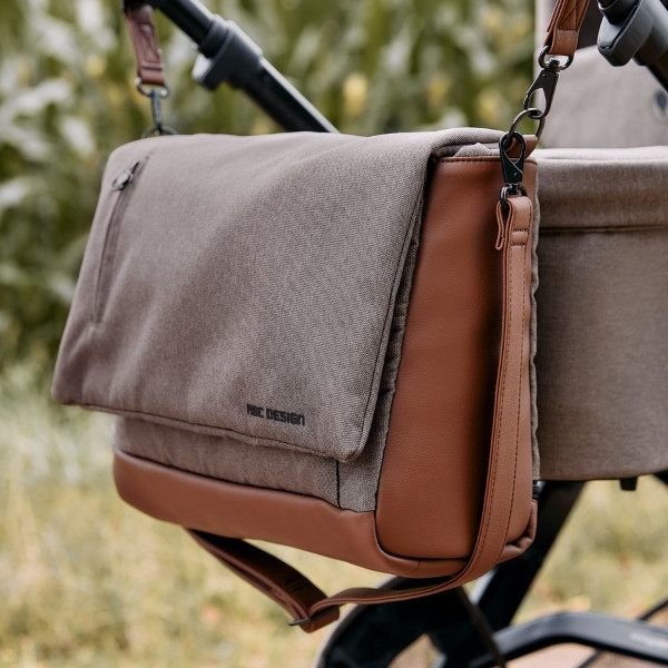 ABC Design Wickeltasche Urban am Kinderwagen befestigt