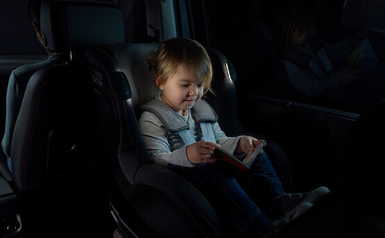 Kind im Britax Römer Dualfix iSense mit passiver Beleuchtung des Kindersitzes