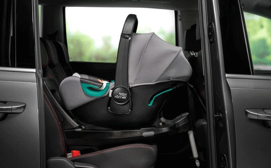 Britax Römer Baby-Safe Babyschale auf Flex Base iSense auf der Rückbank eines Fahrzeugs