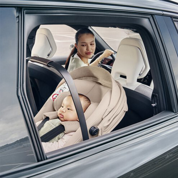 Sicher reisen von ersten Tag an bugaboo-otter-by-nuna-Babyschale-mit-Baby-im-Auto