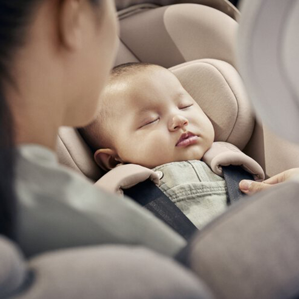Ergonomisch und bequem bugaboo-otter-by-nuna-Babyschale-schlafendes-Baby-Nahaufnahme