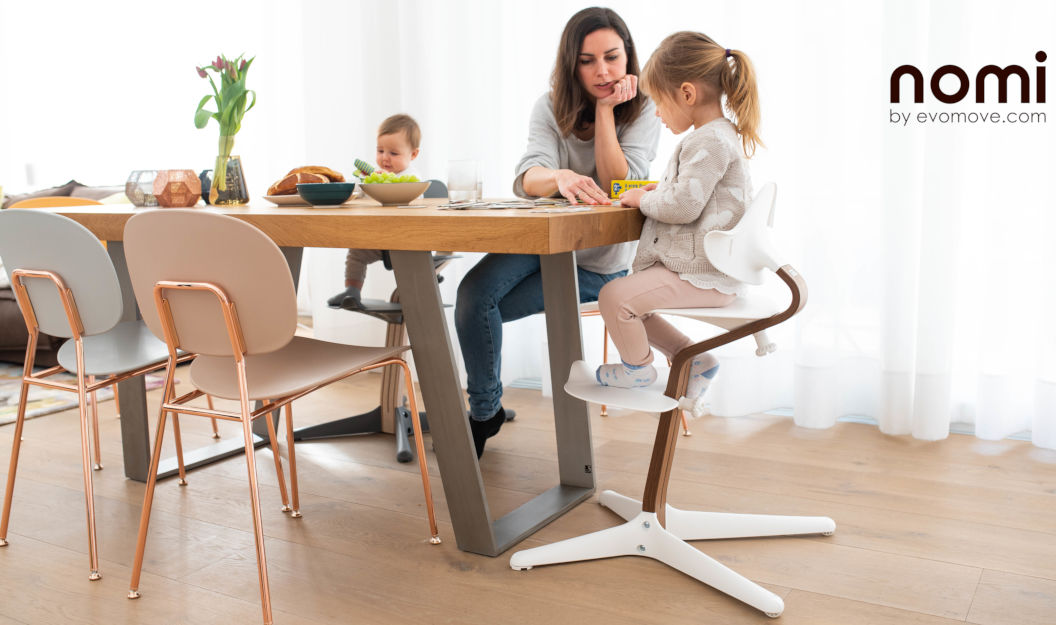 Mutter mit Kindern am Tisch mit Nomi Hochstühlen