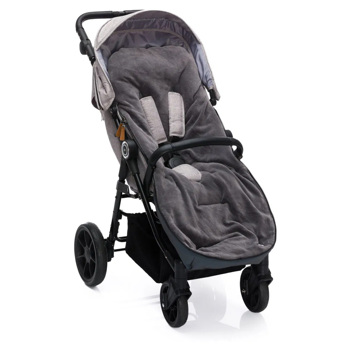 Kinderwagen mit eingesetztem grauen Fußsack Kinley Reflect, gepolstert und weich gefüttert