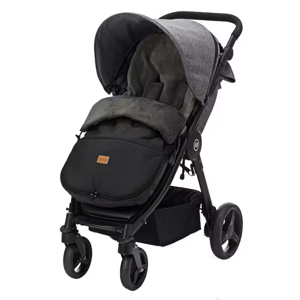Kinderwagen mit eingesetztem Winterfußsack Kinley in Schwarz, wetterfest außen und weich gefüttert innen