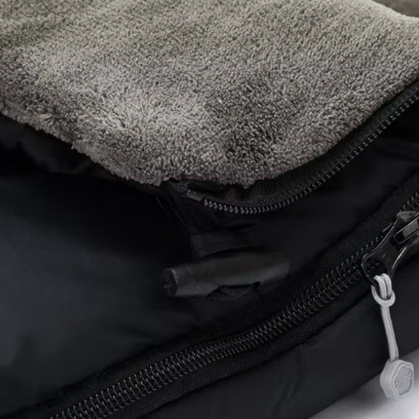 Nahaufnahme des Winterfußsacks Kinley mit grauem Fleece-Innenfutter und stabilem Reißverschluss