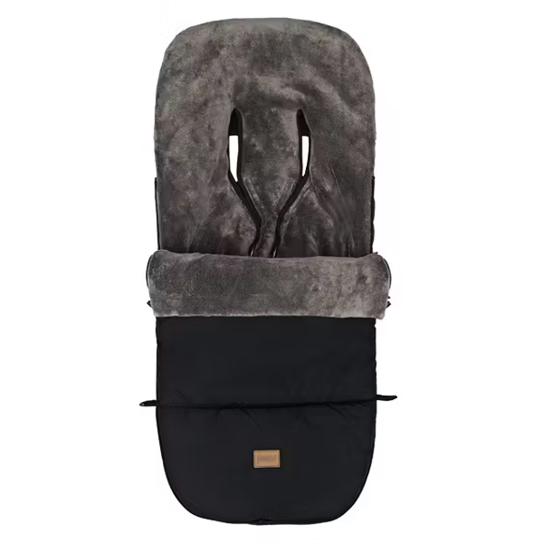 Frontalansicht des Winterfußsacks Kinley mit grauem Fleece-Innenfutter und schwarzer Außenseite