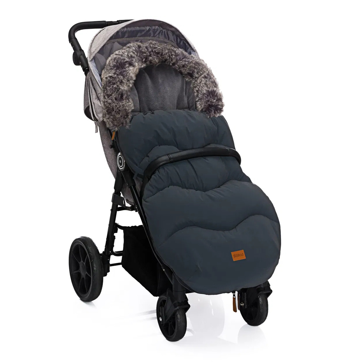 Schwarzer Kinderwagen mit eingehängtem Winterfußsack von Fillikid. Der Fußsack hat einen großen Fellkragen am Kopfbereich und bedeckt die gesamte Sitzfläche.