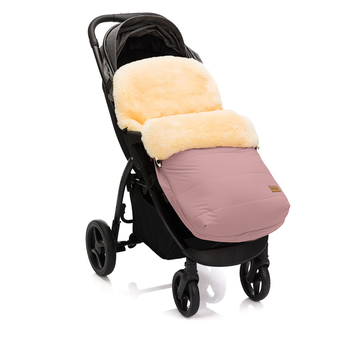 Perfekt für Spaziergänge im Winter Kinderwagen mit rosa Lammfell-Fußsack, außen Stoff in Rosa, innen helles Lammfell. Fußsack bedeckt den Sitzbereich komplett und hält das Baby warm.