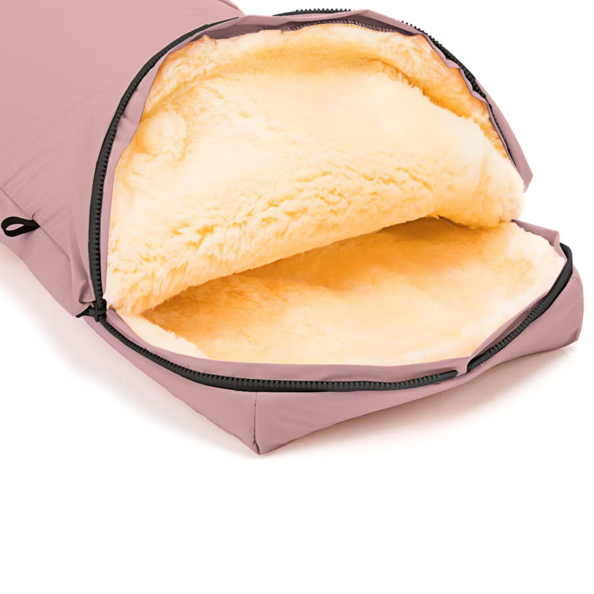 Vielseitige Lammfellauflage Rosa Fußsack mit abgenommenem Oberteil, Liegefläche aus Lammfell separat als Auflage nutzbar, flach auf dem Boden dargestellt.