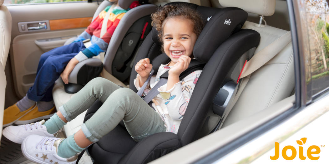 Joie Fortifi R Kindersitz mit Kind im Fahrzeug