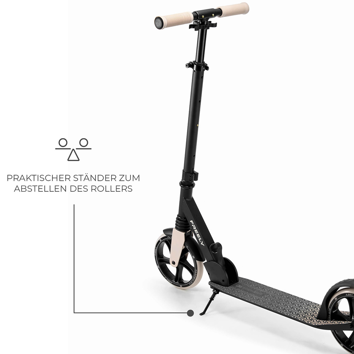 Bis ins letzte Detail ausgefeilt Scooter Freely mit Ständer abgestellt