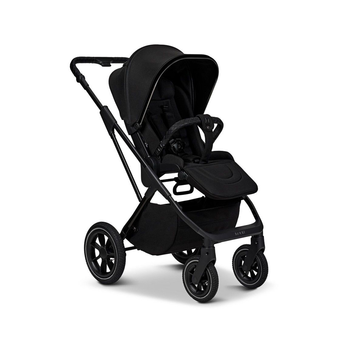 Moon Piu Kinderwagen mit montiertem Sportsitz in schwarzem Design. Der Sitz ist ergonomisch geformt, gepolstert und bietet sicheren Halt für das Kind.
