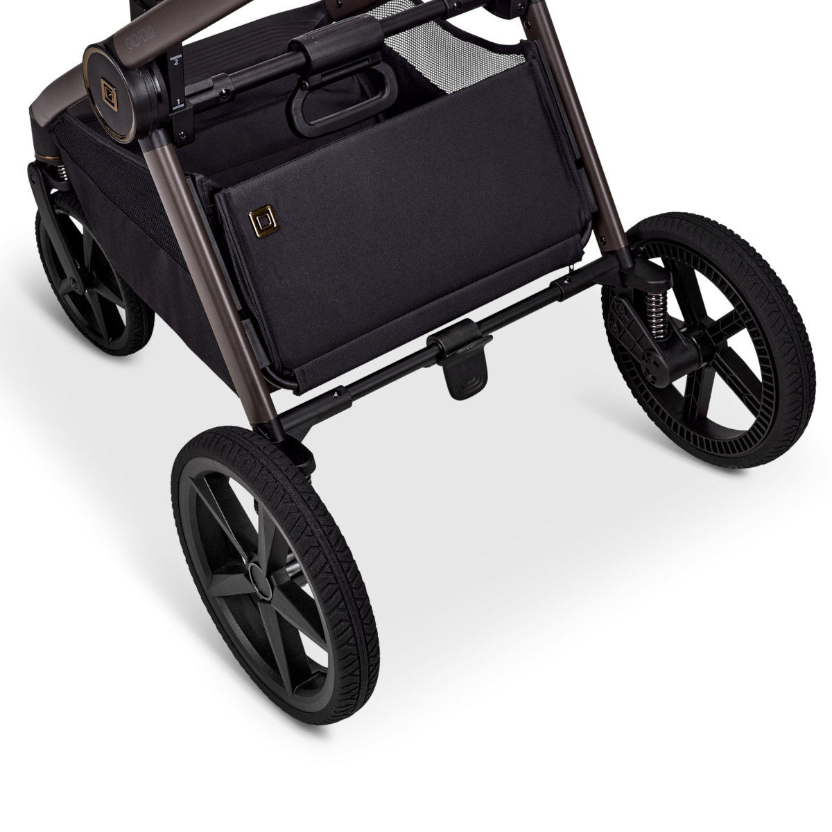 Die stabilen Räder und das robuste Gestell des Gio Fold ermöglichen eine barrierefreie Fahrt auf verschiedenen Untergründen.