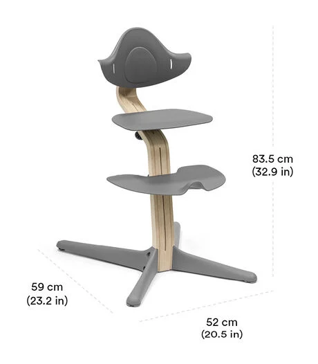 Stokke Nomi Hochstuhl mit Maßen abgebildet, Höhe 83,5 cm, Breite 52 cm und Tiefe 59 cm