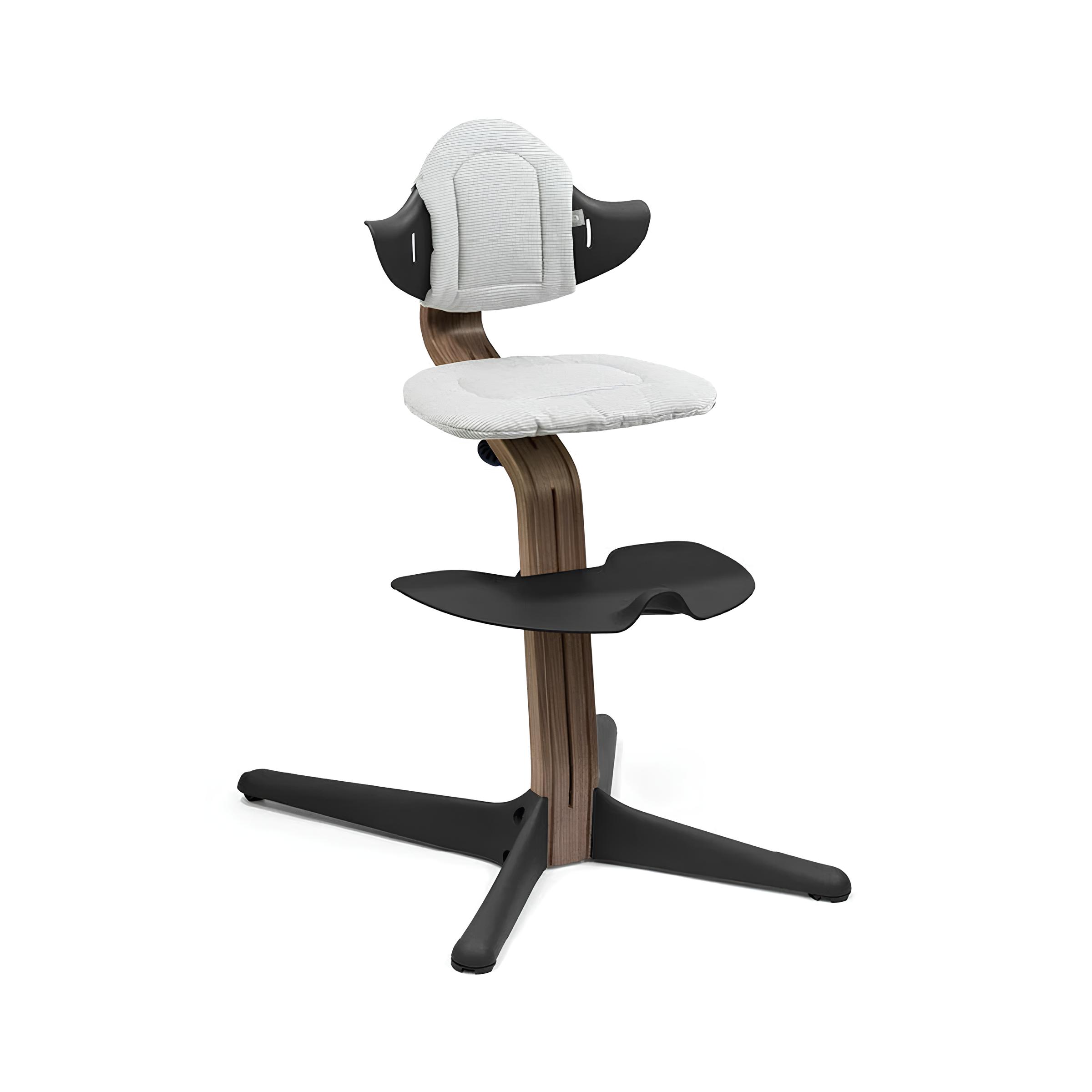Stokke Nomi Hochstuhl mit hellgrauem, gepolstertem Sitzkissen und Rückenpolster.