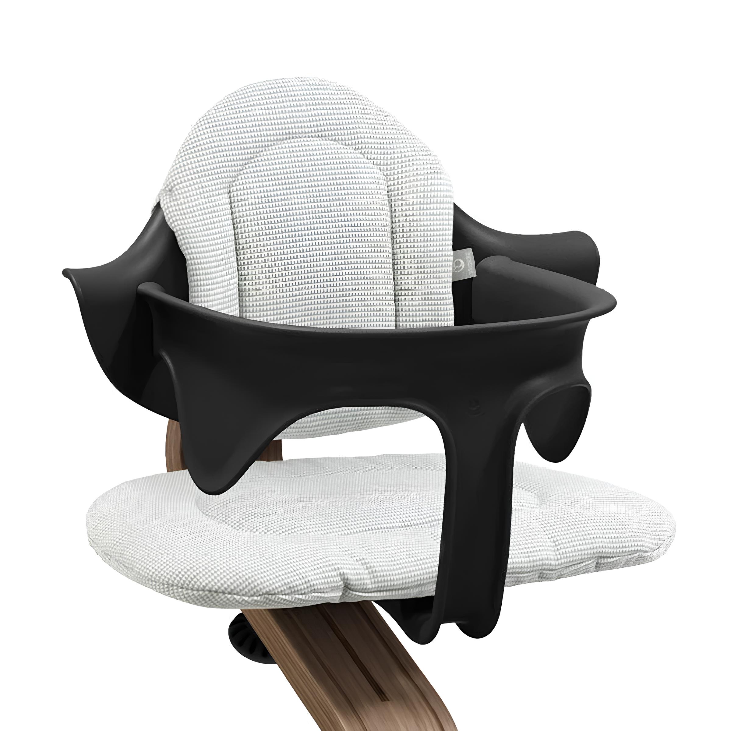 Nahaufnahme des Stokke Nomi Baby Sets mit hellgrauem Kissen für Sitz und Rücken.