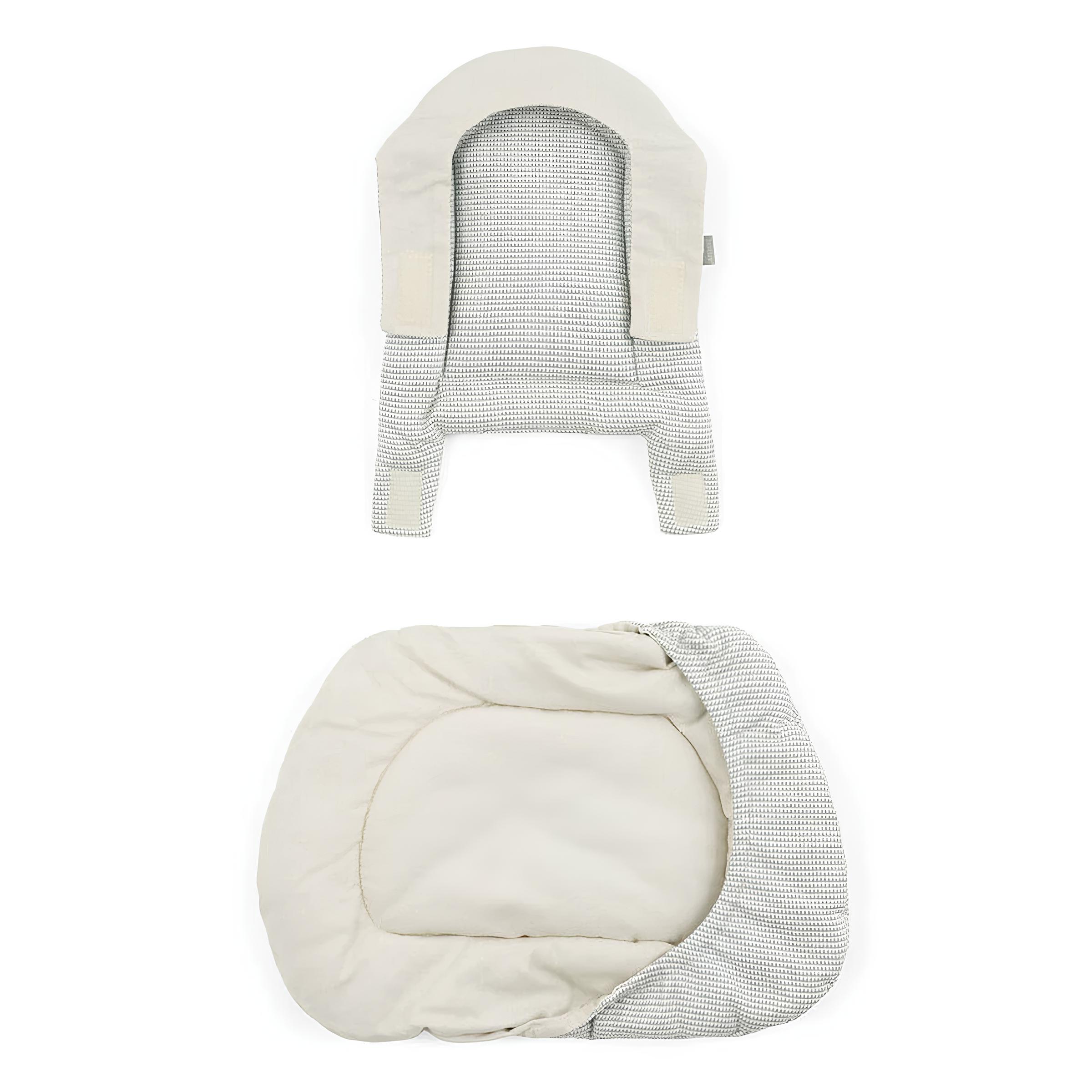 Zweiteiliges Stokke Nomi Kissen-Set in Hellgrau, bestehend aus Rückenpolster und Sitzpolster, flach ausgebreitet.