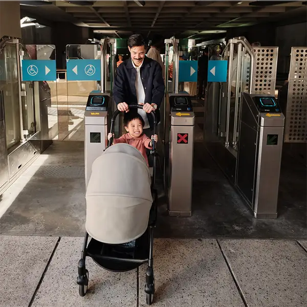 Person schiebt den kompakten YOYO Buggy durch die Passport-Kontrolle, dank schlankem Design und faltbarem Griff ideal für enge Aufzüge, Cafés und volle U-Bahnen Passt in jede Ecke