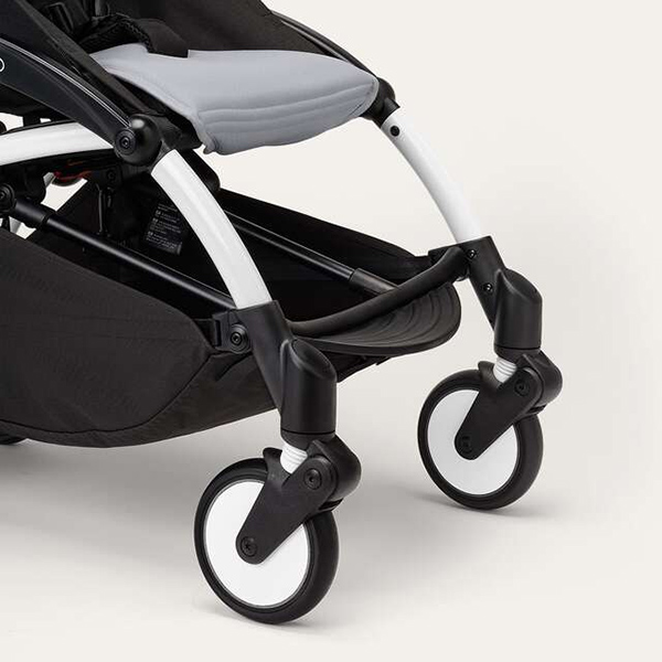 Ansicht des YOYO Kinderwagens mit Blick auf den Einkaufskorb und zwei Räder Reflektierende Räder