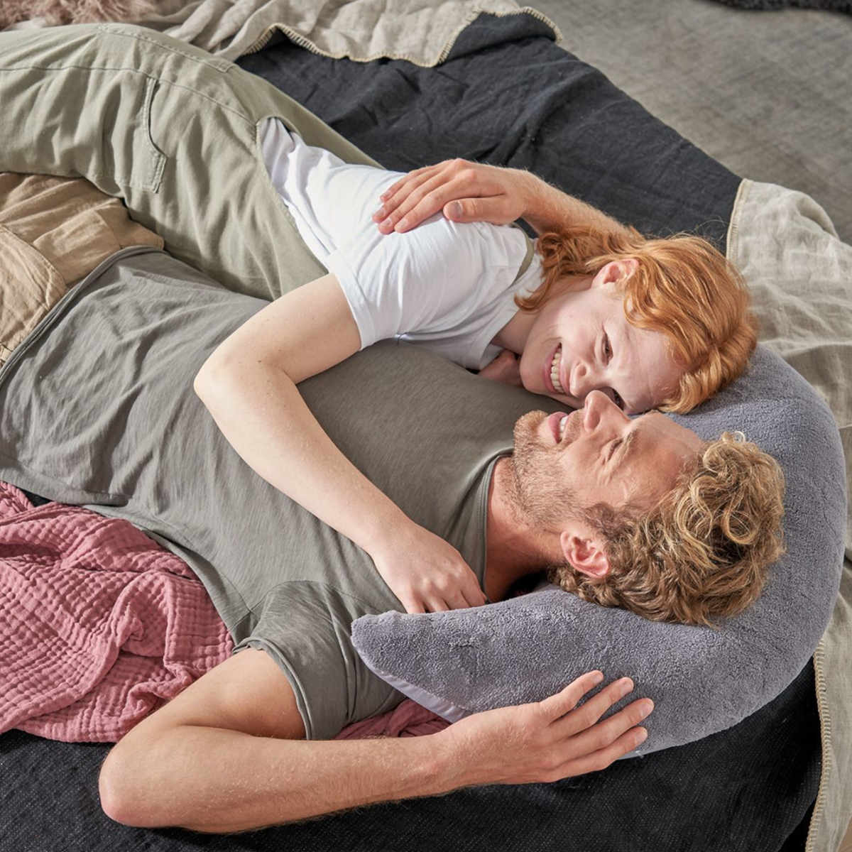 Weich, gemütlich, stützend – der Plüschmond Theraline Plüschmond auf Bett