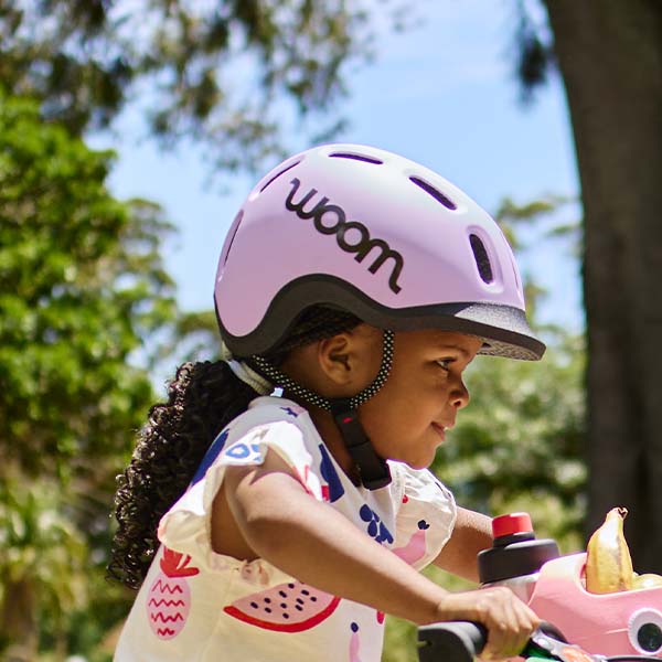 woom READY Kinderhelm sitzt perfekt am Kopf eines Kindes beim Fahren